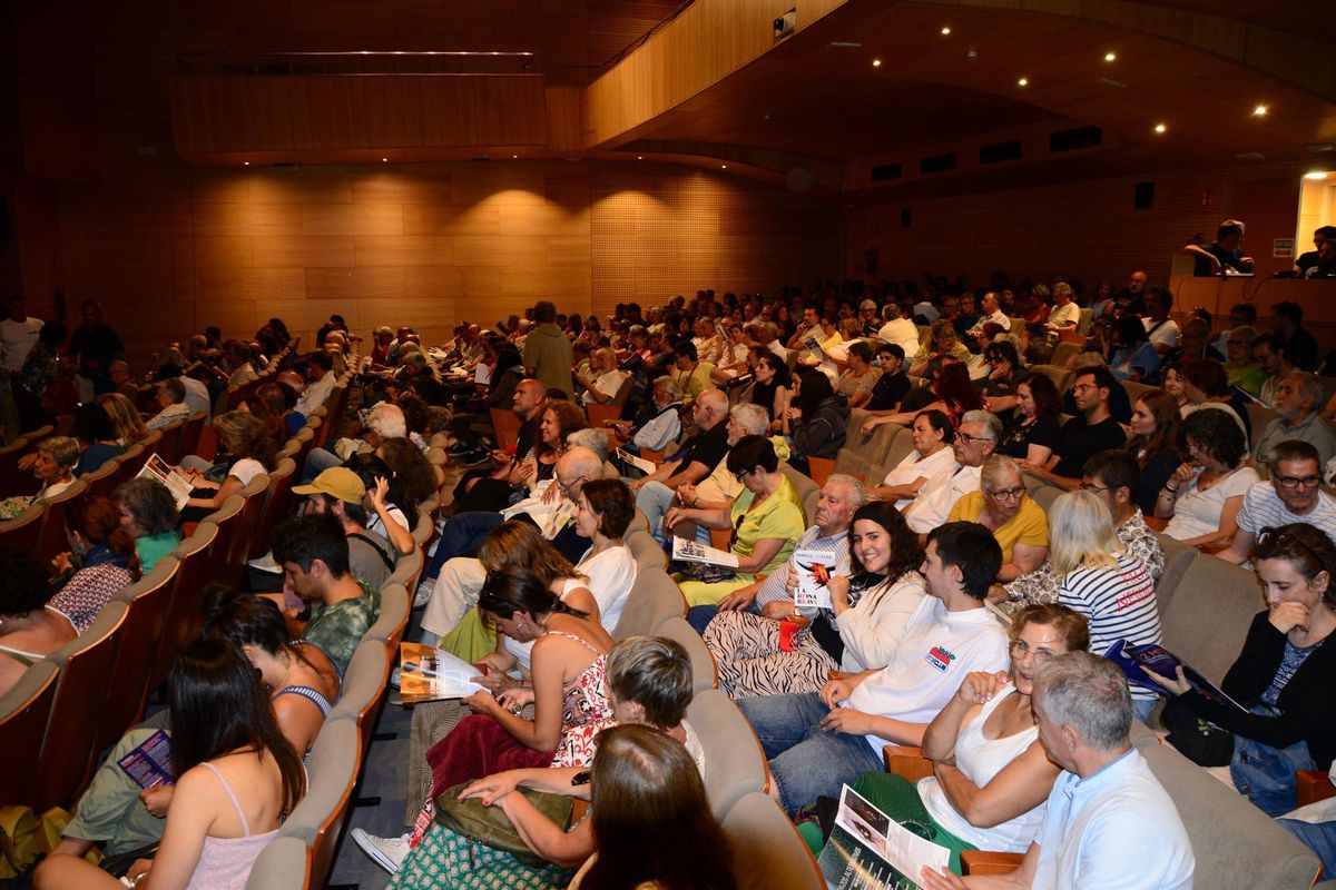 El patio de butacas del Auditorio lleno de público para la jornada inaugural de la Mostra de Teatro de Cangas.