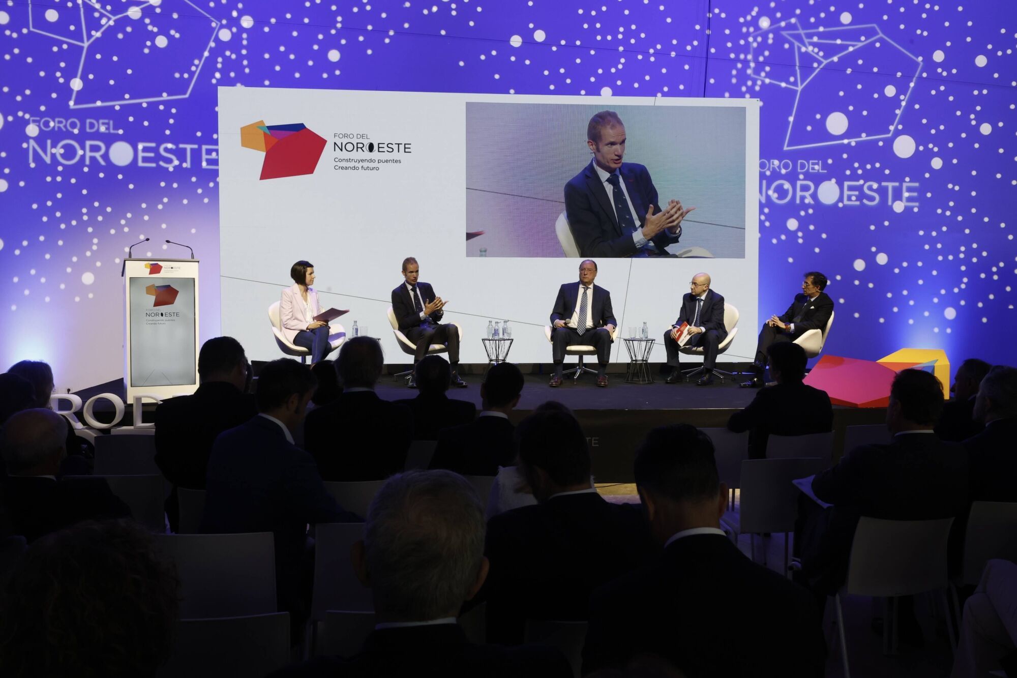 Un momento de la mesa redonda “Visiones para el futuro agroalimentario” con José Armando Tellado, de Central Lechera Asturiana, Carlos Moro, de Matarromera, José Manuel Ferreño, de Vegalsa Eroski y José Cabanas, de Hijos de Rivera. Modera Covadonga Jiménez de La Nueva España.