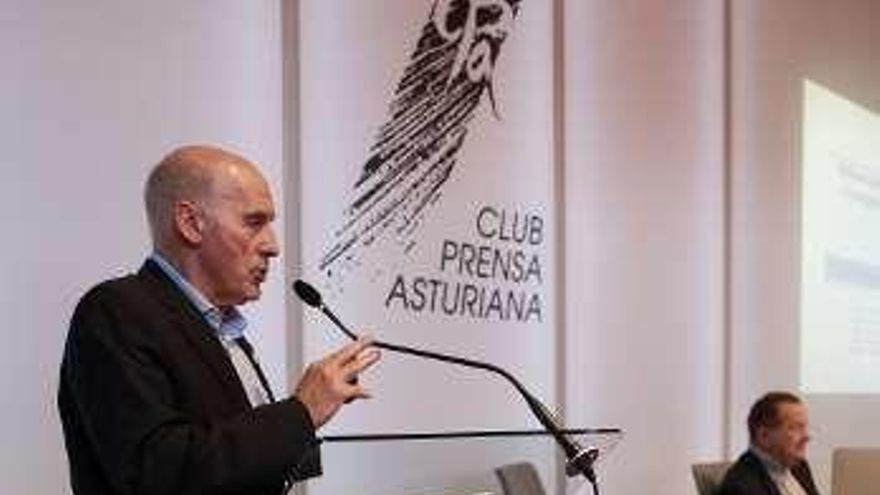 Francisco Álvarez, durante la conferencia; al fondo, Pedro Sánchez Lazo.