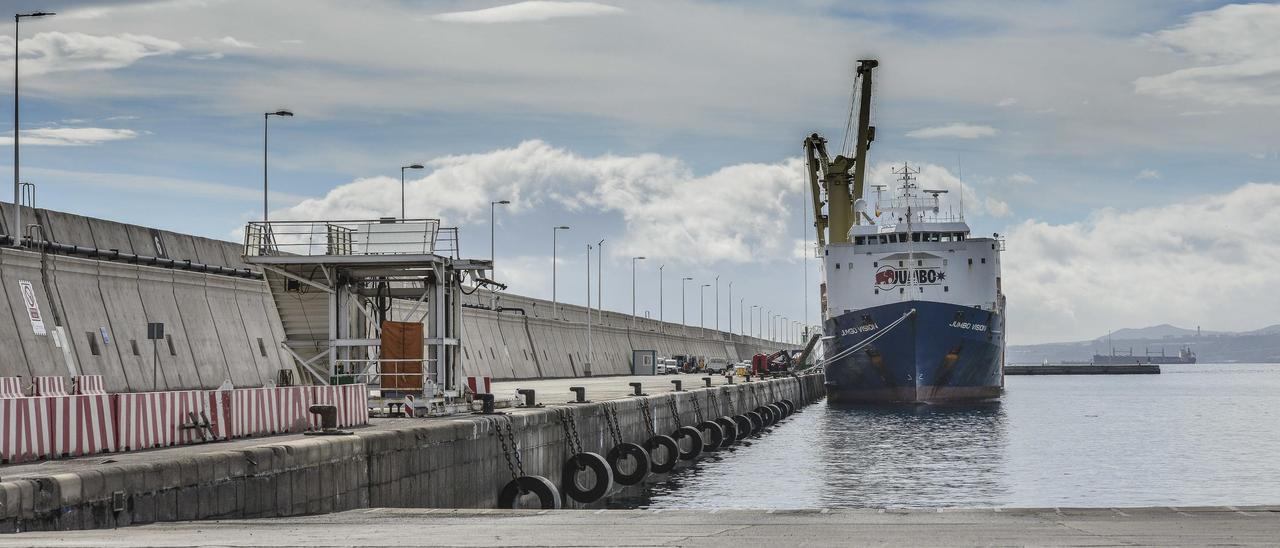 Un barco permanece atracado en el muelle Nelson Mandela del Puerto de Las Palmas.