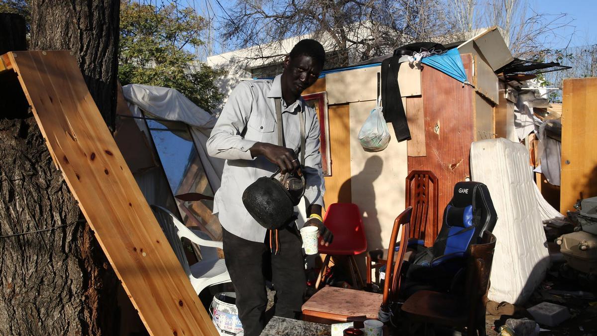 Desalojo de un grupo de chicos africanos que viven en barracas de la Mina