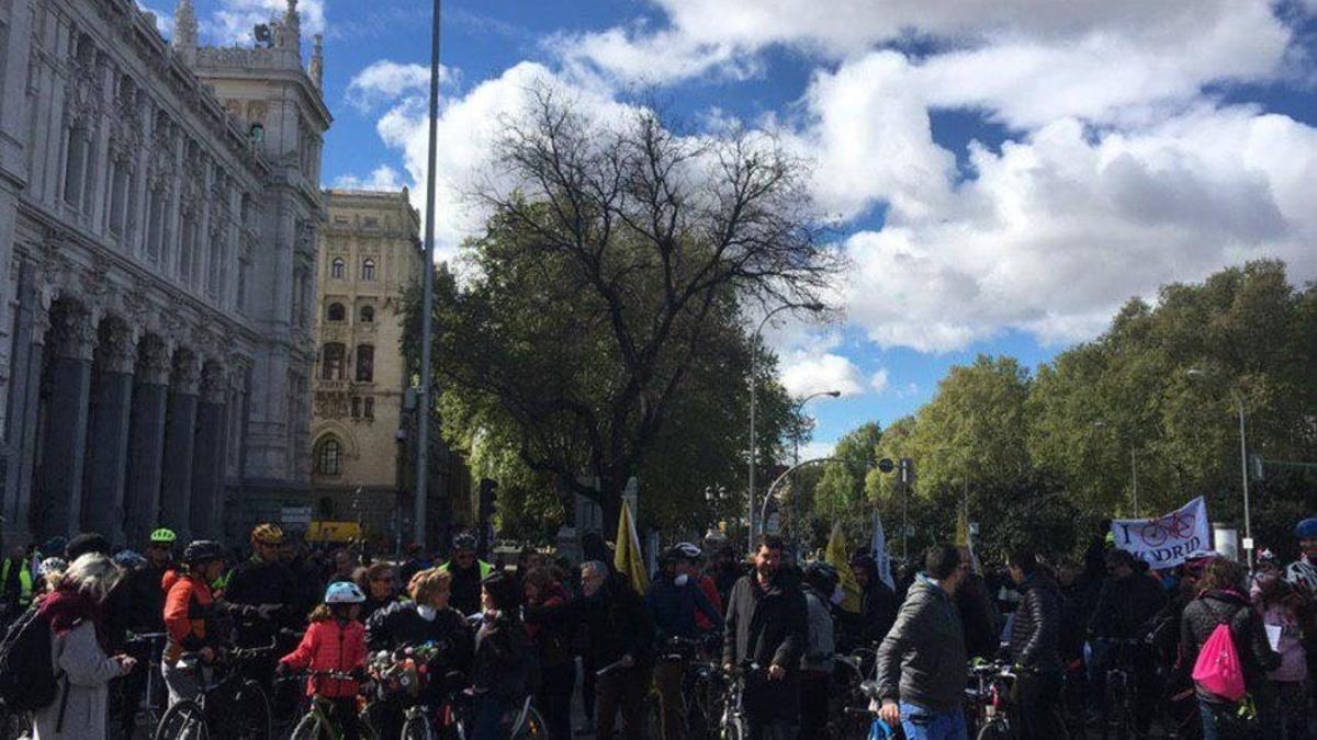 Marcha ciclista para pedir un carril bici segregado en el Paseo de la Castellana en Madrid