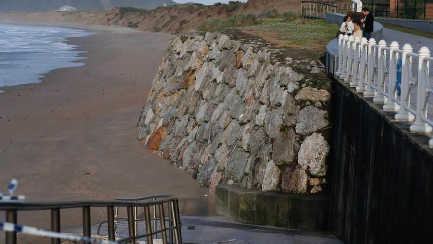 La escollera de la playa de Salinas, próxima a El Espartal.