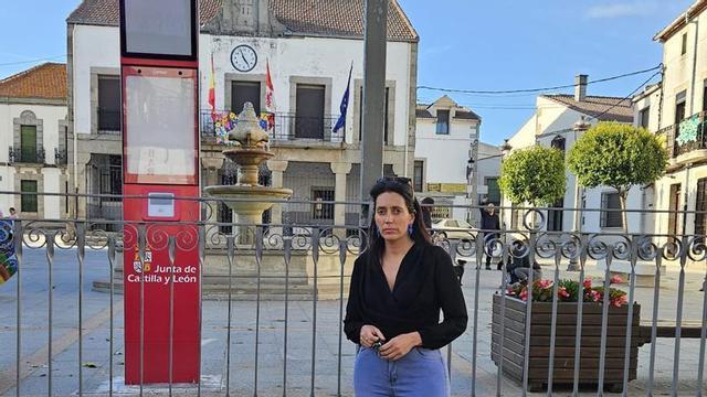 Isabel Cabrera junto a la parada de la línea regular que une Bermillo de Sayago y Zamora. | J. N.