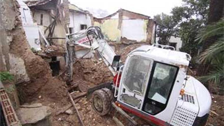 Una vivienda de Cáceres donde pernoctaban indigentes se cae