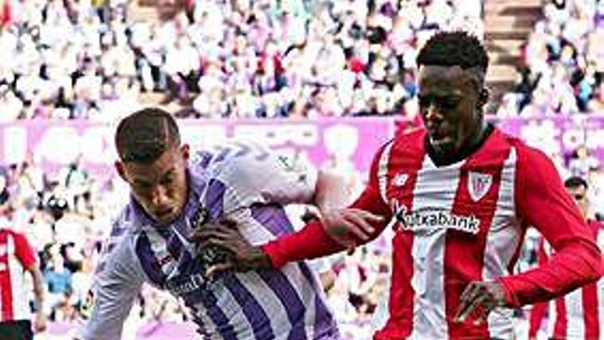 Iñaki Williams, con la pelota, ayer en Zorrilla.