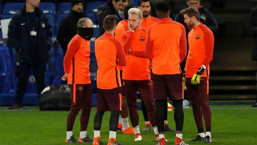 Los jugadores del Barcelona conversan en Stamford Bridge, escenario del encuentro. // Reuters