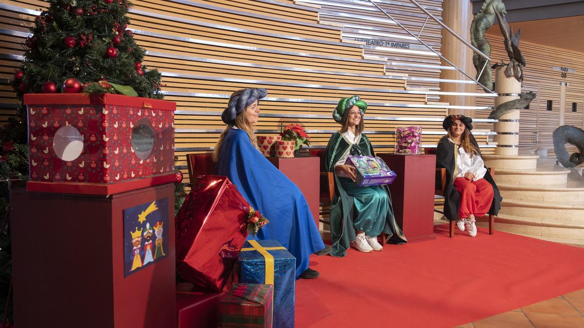 Pajes de los Reyes Magos de Oriente en la recogida de juguetes en el Alfredo Kraus