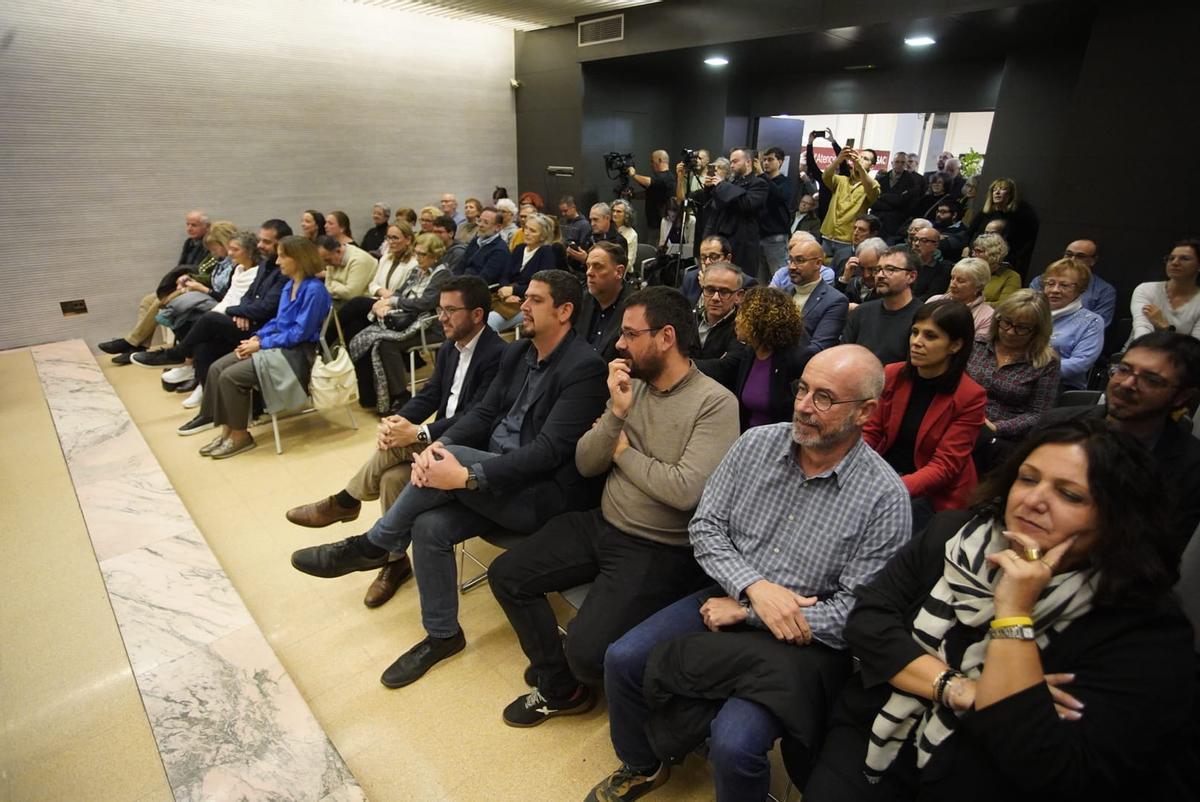 Autoritats presents al saló de plens de Salt.