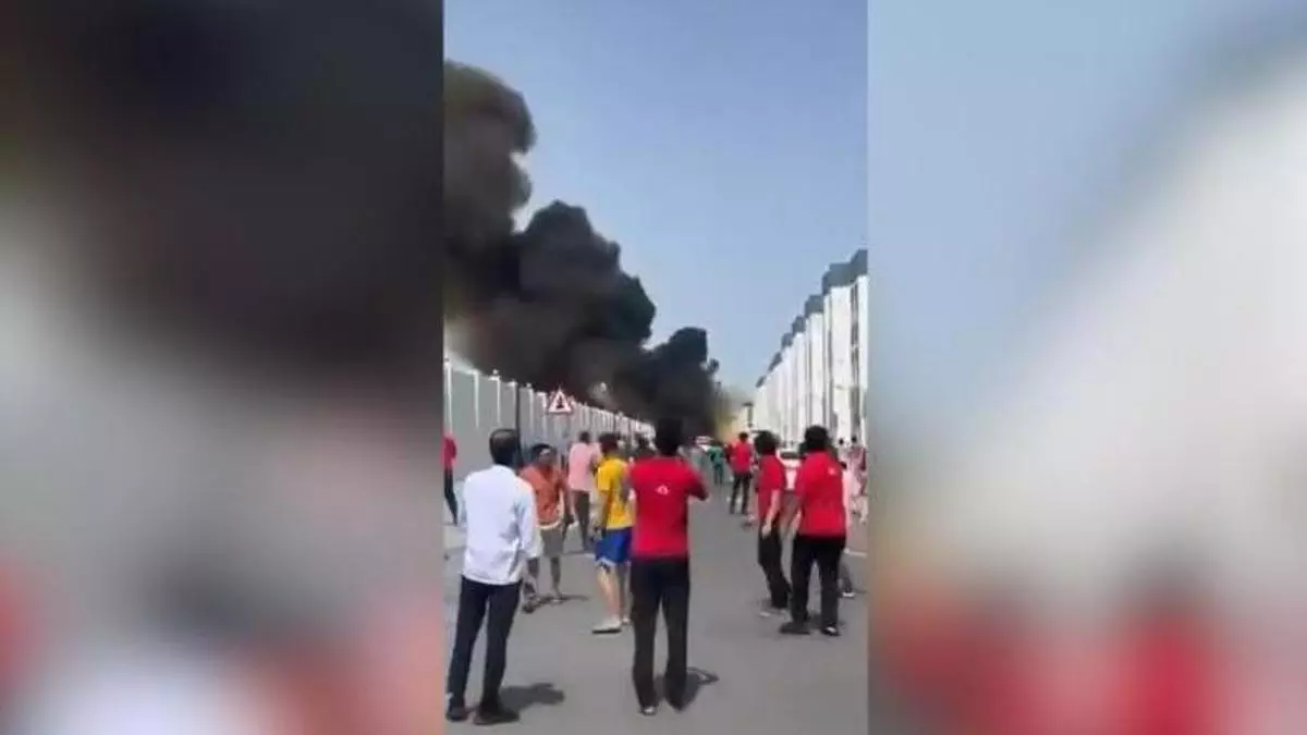 Los restos de un misil balístico caen en una zona residencial de Doha, Qatar