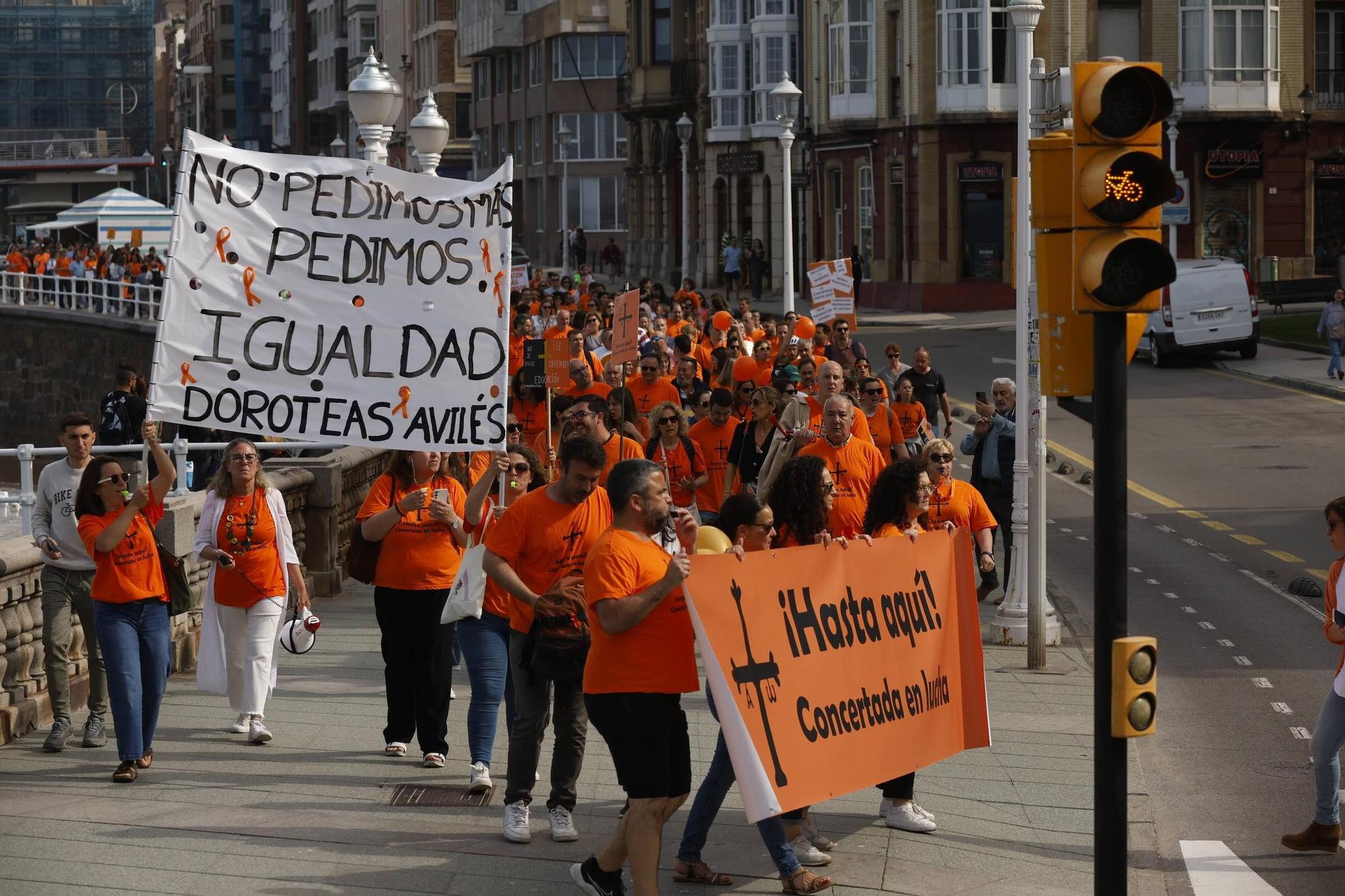 Así fue la gran concentración en Gijón por la educación concertada (en imágenes)