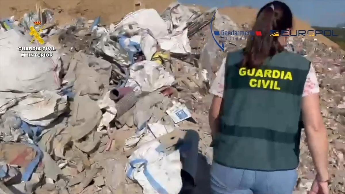 VÍDEO | Cop policial a una xarxa que va enterrar 46.000 tones de deixalles i que té ramificacions a les comarques de Girona
