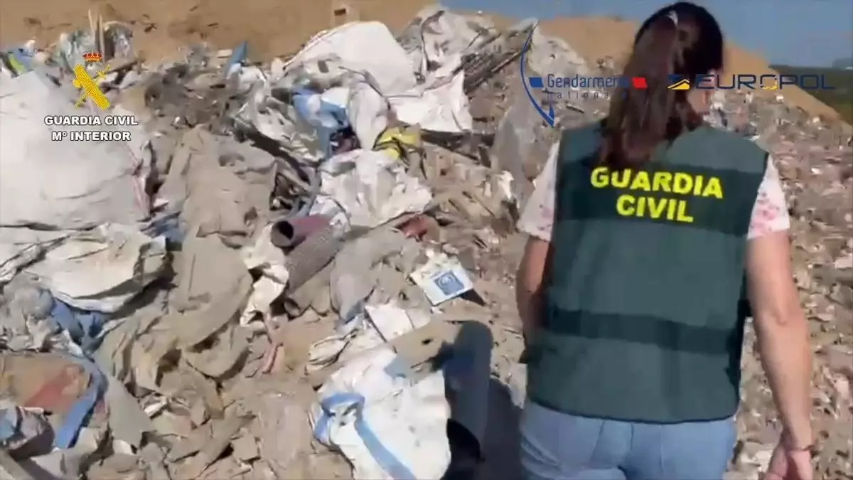 VÍDEO | Cop policial a una xarxa que va enterrar 46.000 tones de deixalles i que té ramificacions a les comarques de Girona