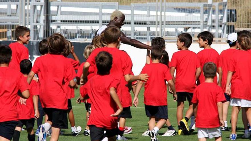 KEITA HACE LAS DELICIAS DE LOS MÁS PEQUEÑOS. Los participantes del Campus de la Fundació Reial Mallorca tuvieron la ocasión de saltar al césped de Son Bibiloni justo cuando el primer equipo acababa su sesión. La gran mayoría del centenar de niños se dirigieron hacia el guineano Keita, que respondió al cariño con una gran simpatía. Después del entrenamiento, Víctor, Gonzalo Castro, Jordi López y Borja Valero aconsejaron a los chavales.