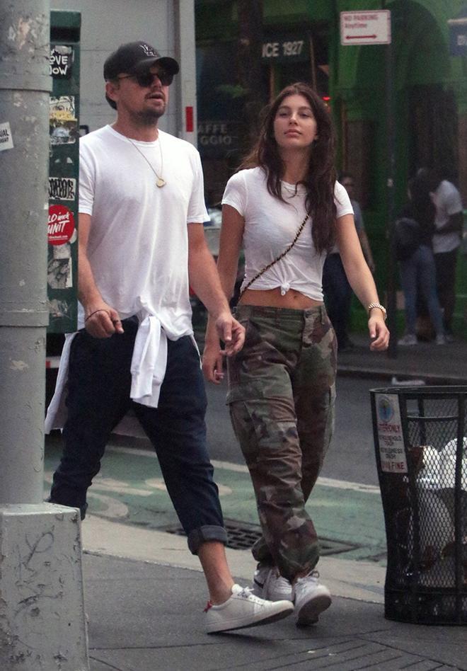 Leonardo DiCaprio y Camila Morrone pasean juntos de la mano por Nueva York