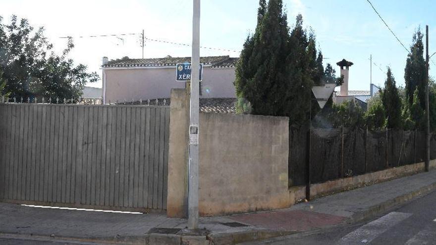 El maset ocupado ilegalmente se ubica en el extremo oeste del casco urbano, casi al final de la calle Xèrica