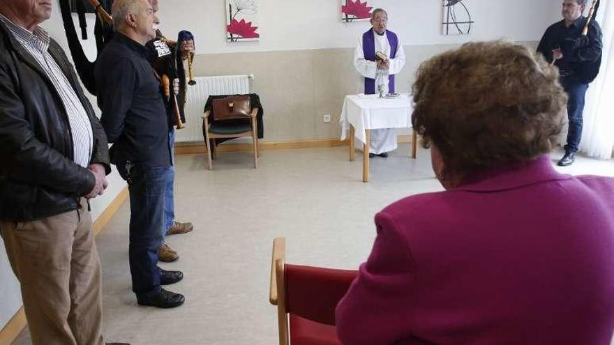 Asistentes a la misa de aniversario en la residencia en la que participó la banda de gaitas de Tejedor.