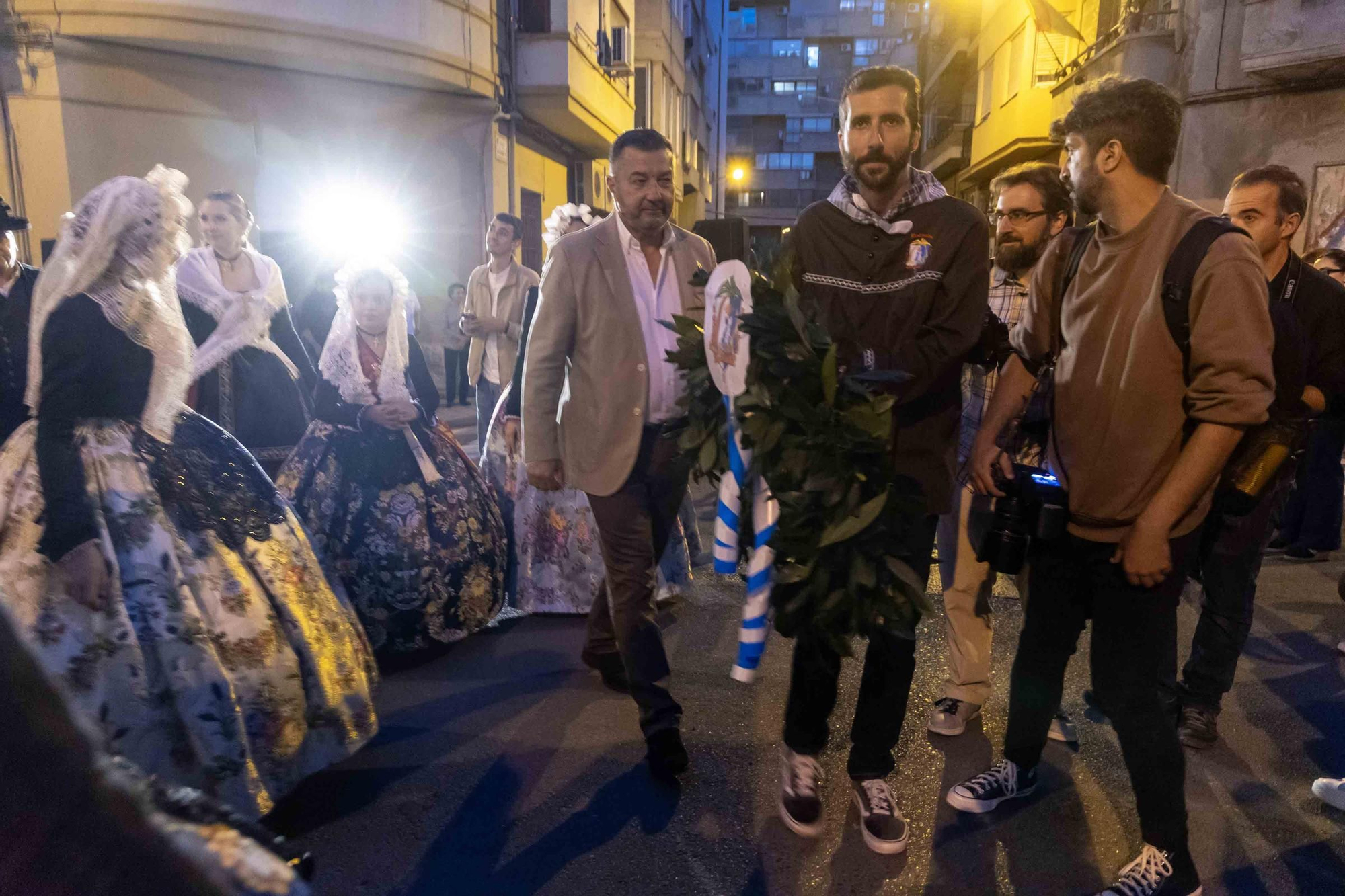 El homenaje al fundador de las Hogueras, José María Py, y el Festival de Bandas de Andrés Llorens iluminan una noche con olor a fiesta y pólvora