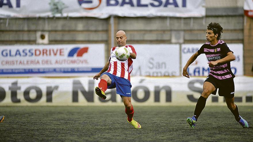 El entreguín Quinteiros trata de controlar el balón ante la presión del arlequinado Abel.