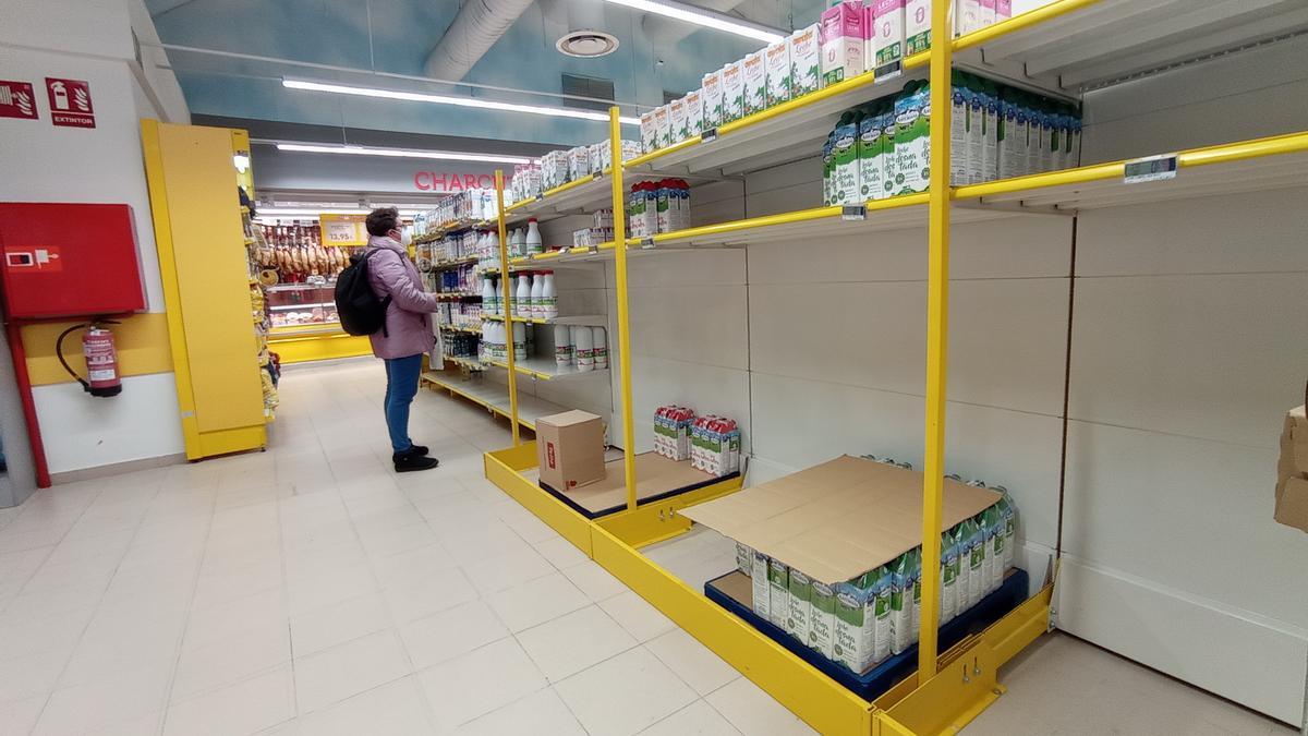 Desabastecimiento en un supermercado de Oviedo por la Huelga de Transporte