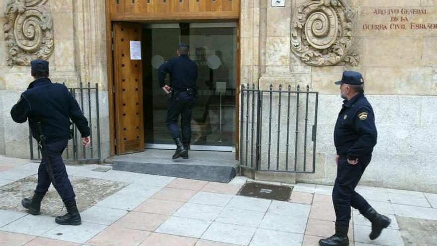 Agentes de policía ante el Archivo General de la Guerra Civil, en Salamanca. // J. M. García