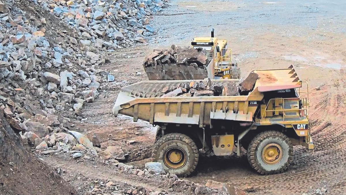 Maquinaria trabajando en una mina en Galicia.
