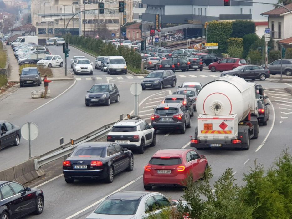 Largas retenciones y caos en la carretera. // Marta G. Brea