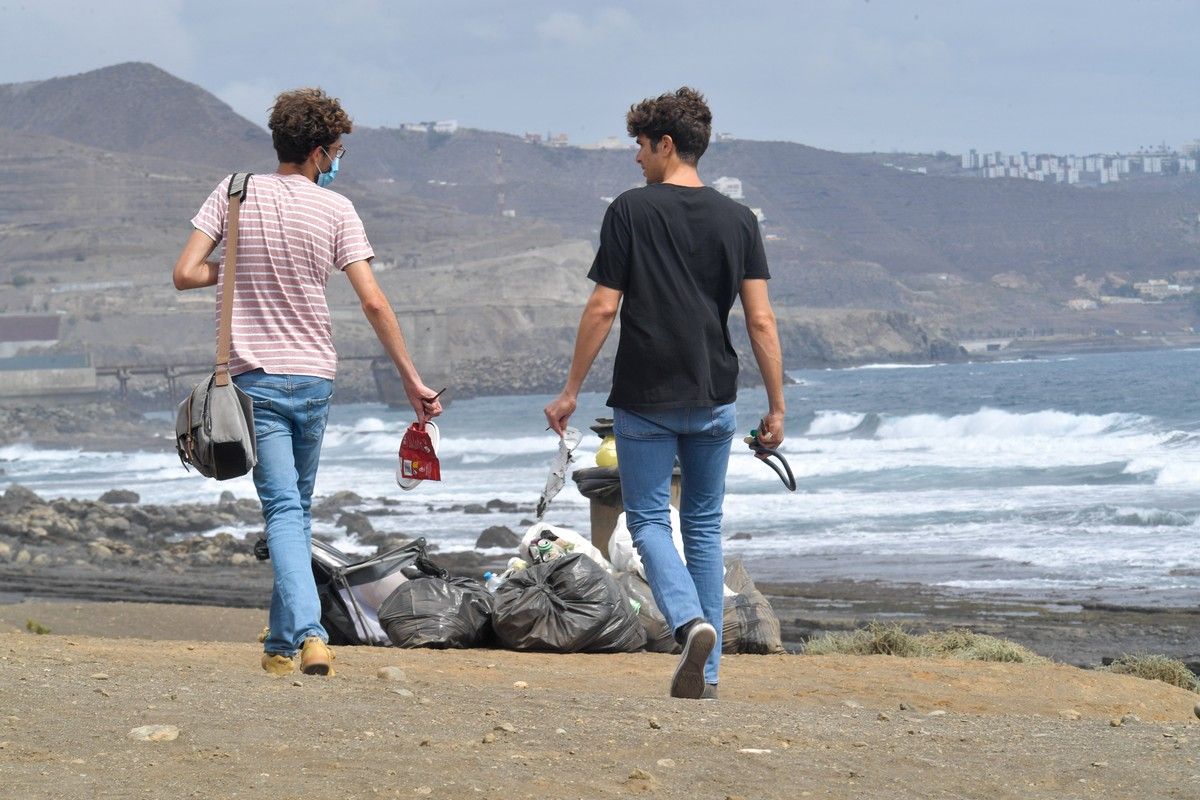 Un joven fabrica muebles con materiales reciclados