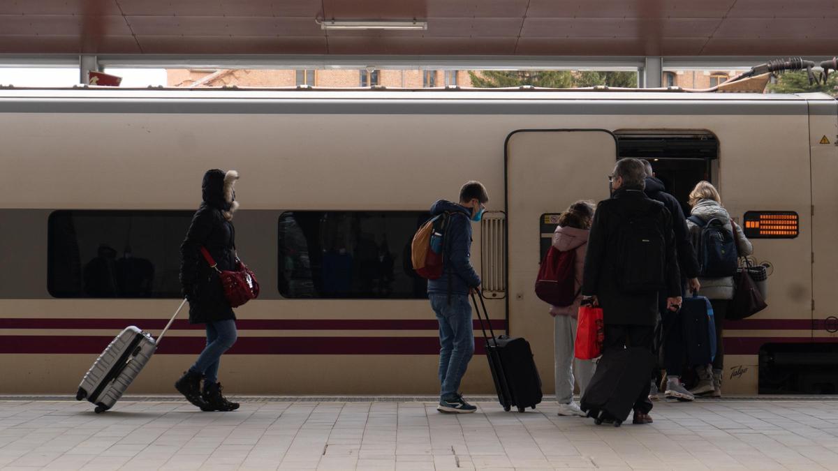 Pasajeros se suben al tren en la estación de Zamora