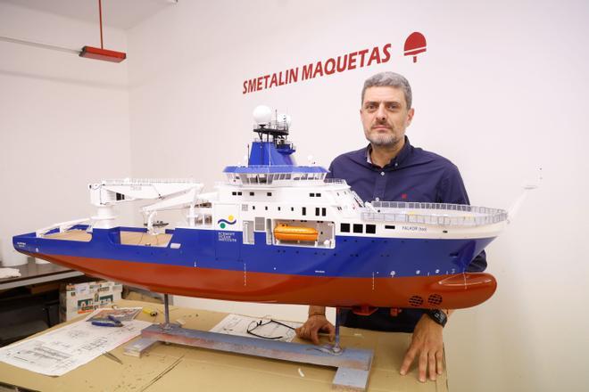 Tomás Varela con su última creación, el “Falkoor (Too)”, construido por Freire Shipyard.