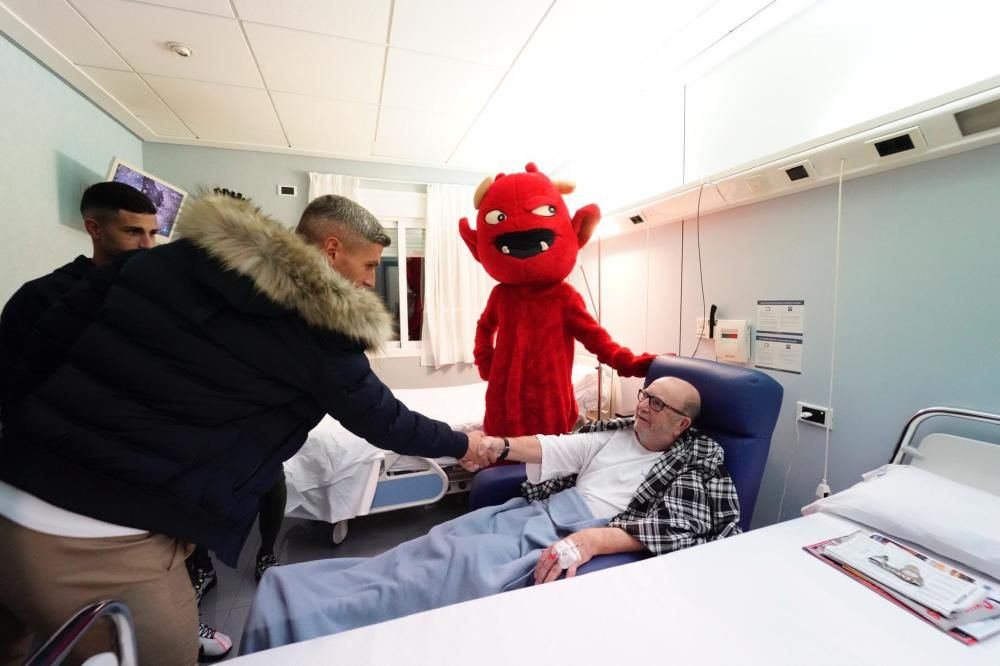 La plantilla del Mallorca visita a los niños y niñas ingresados en los centros hospitalarios de Palma