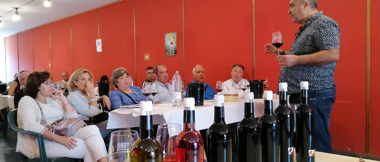 El veedor del Consejo Regulador, Carlos Gallego, dirige una cata de vinos de la DO Toro