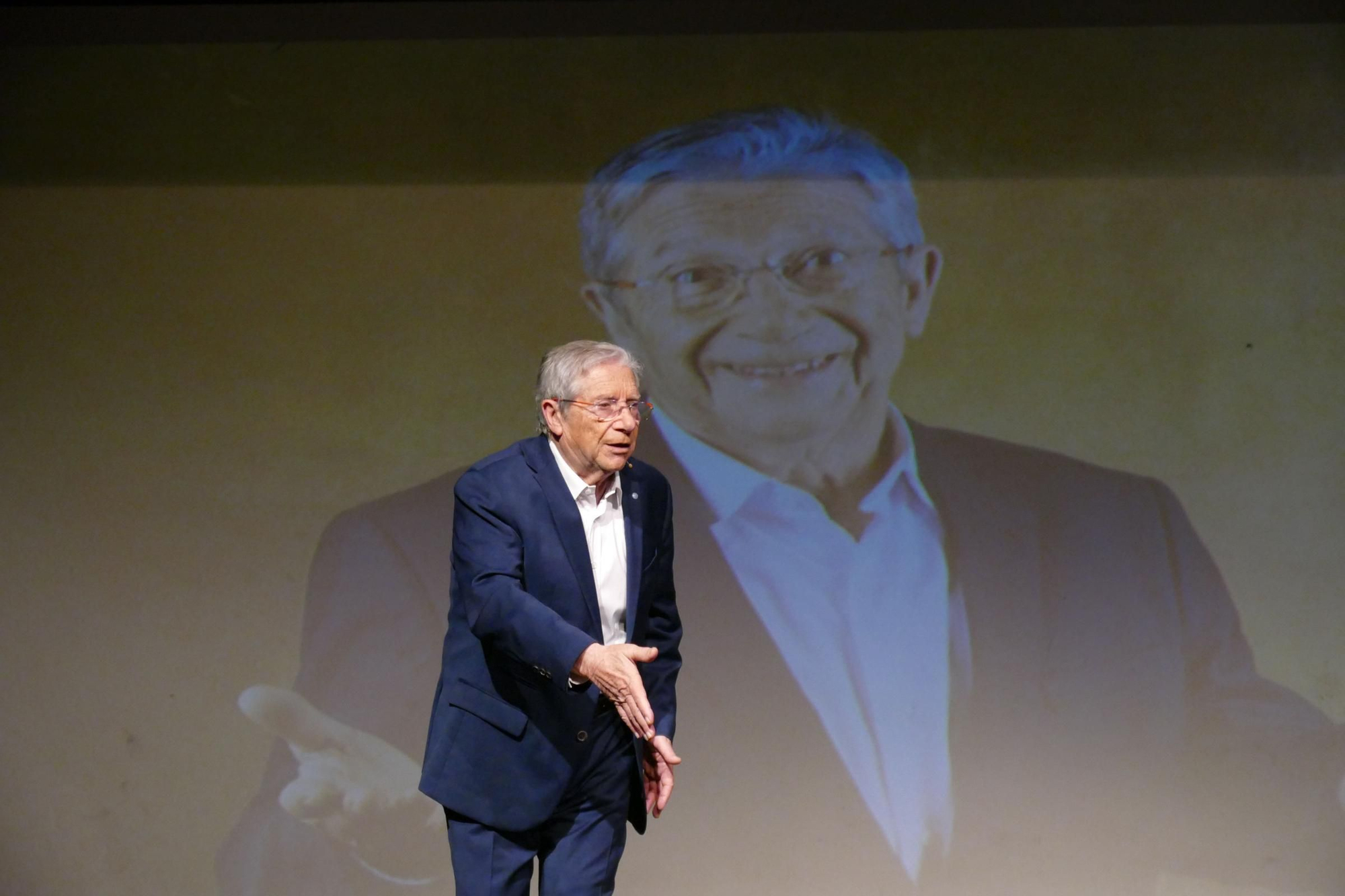 Joan Pera fa un repàs vital entre rialles a Llançà