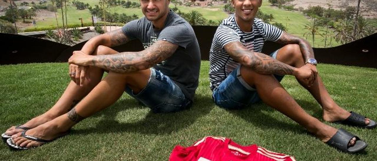 Vitolo y Viera, en El Salobre, con la elástica de España.