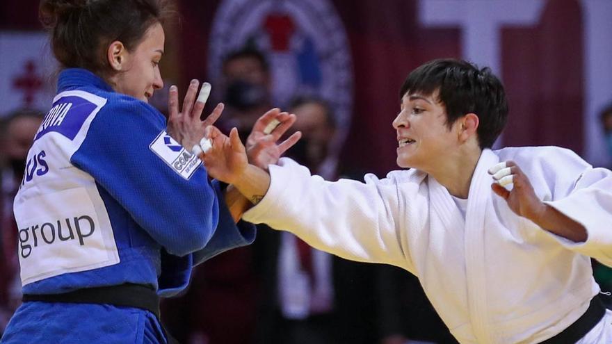 Julia Figueroa, de blanco, en su combate frente a la rusa Giliazova.