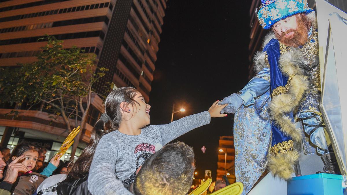 El Rey Gaspar saluda a una niña durante la Cabalgata de 2020