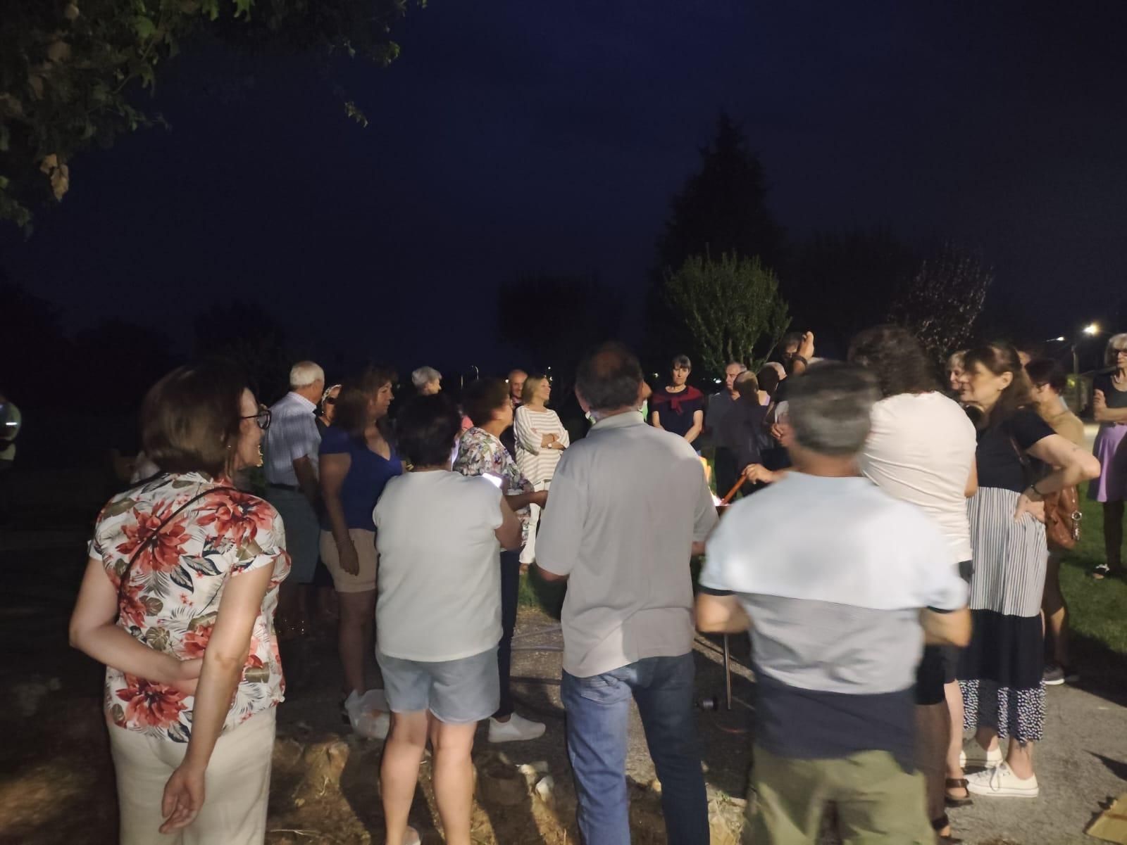 Hoguera, viandas y momentos de diversión por San Juan, en Pobladura del Valle