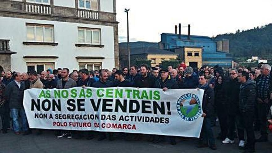 Concentración ante la fábrica de Ferroatlántica en Brens, (Cee)