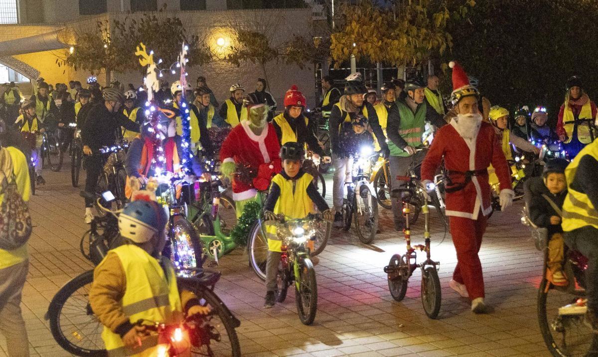 El "Bicillum" toma las calles de Elche una nueva Navidad El "Bicillum" toma las calles de Elche una nueva Navidad