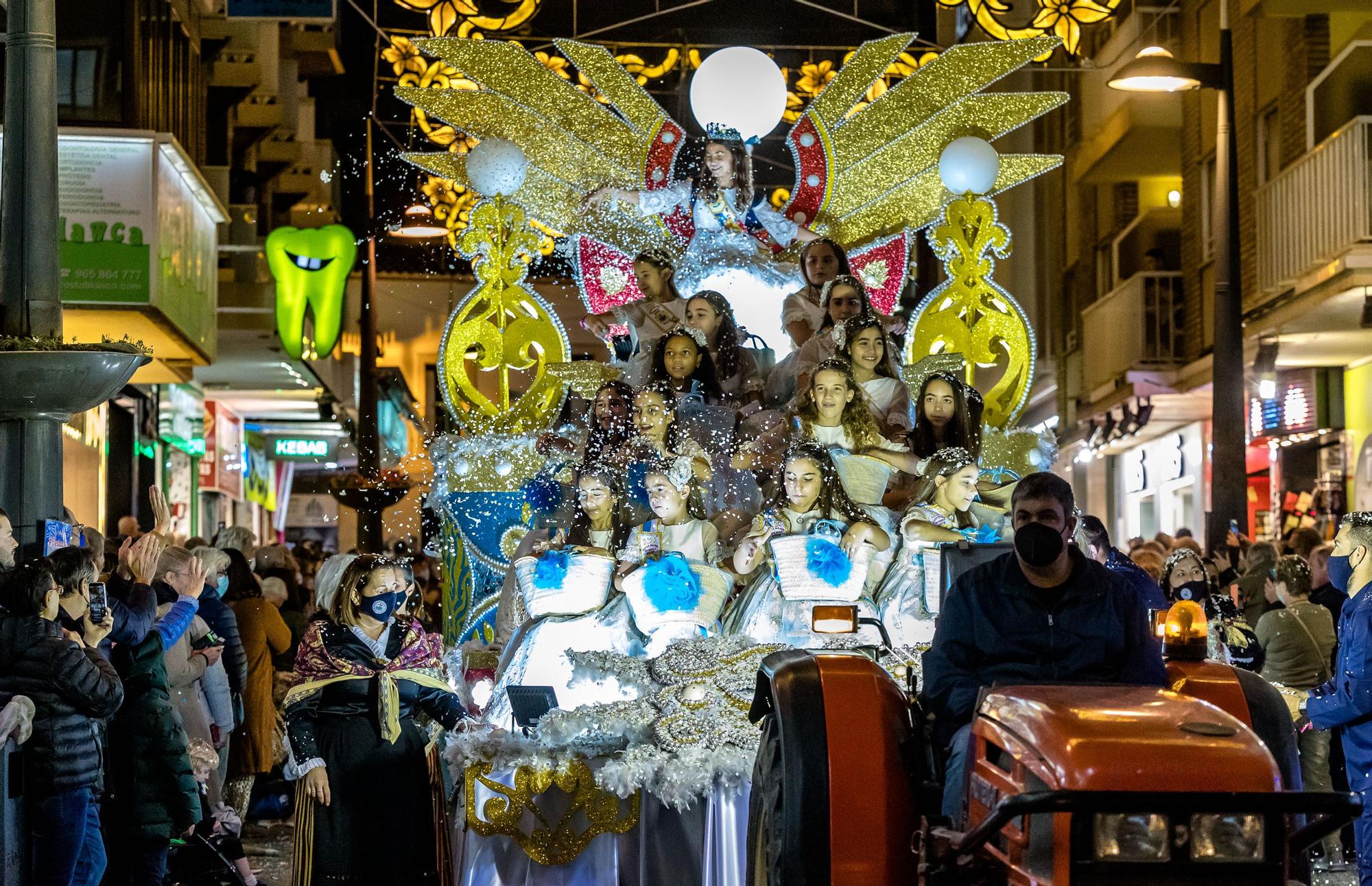 El desfile de carrozas y  el castillo de fuegos artificiales cierran las Fiestas de Benidorm