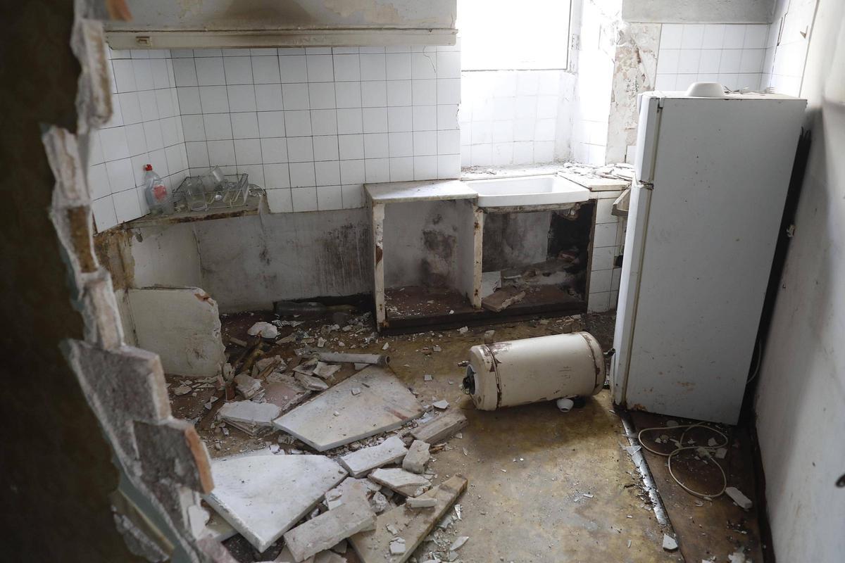 Les fotos de l'enderroc de l'edifici desocupat al carrer Tomàs Mieres de Girona