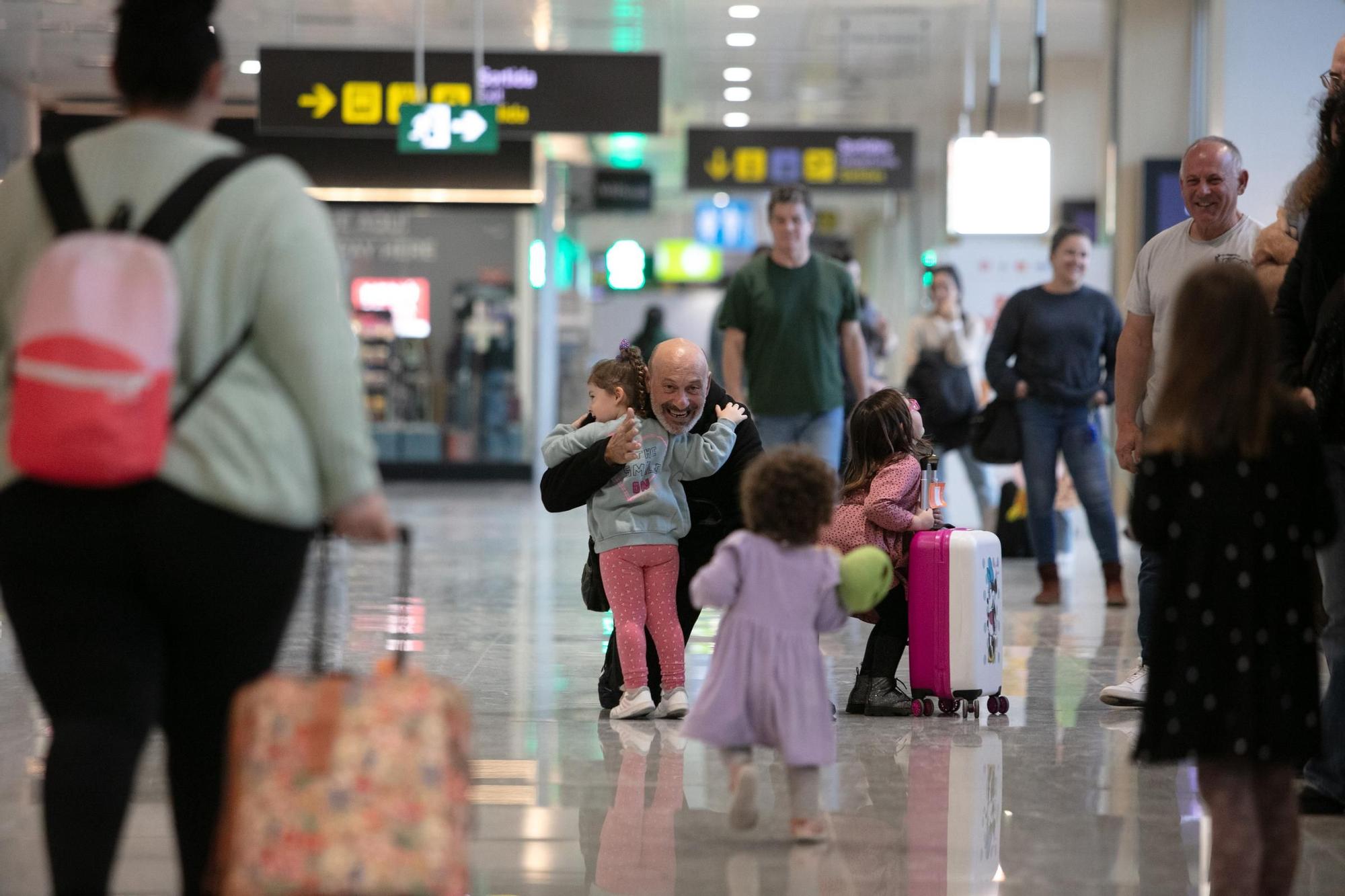 Las imágenes de las vueltas a casa por Navidad en el aeropuerto de Ibiza