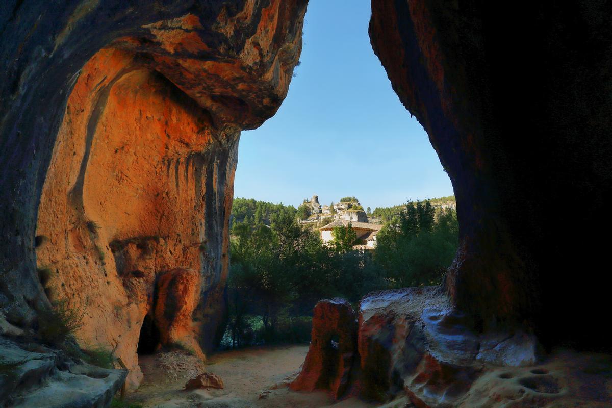 La ermita de San Bartolomé vista desde el interior de la Cueva Mayor