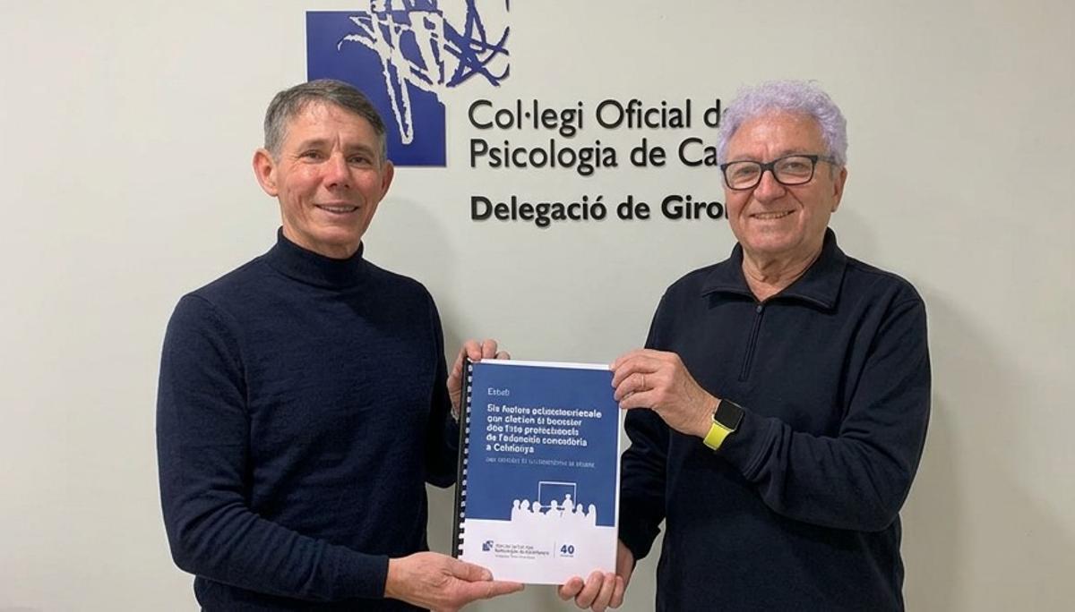 Jordi Fernández Serra, coordinador del Grup de Treball Neurodiversitat i conducta en l’àmbit educatiu i Àngel Guirado, president de la Delegació de Girona del COPC, sostenint estudi premiat.