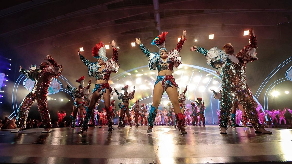 Las comparsas salen al escenario en la Gala de Elección de la Reina del Carnaval de Santa Cruz de Tenerife 2022