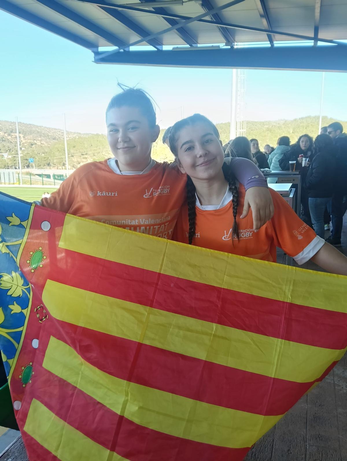 Las dos jugadoras valleras con la bandera de la Comunitat Valenciana
