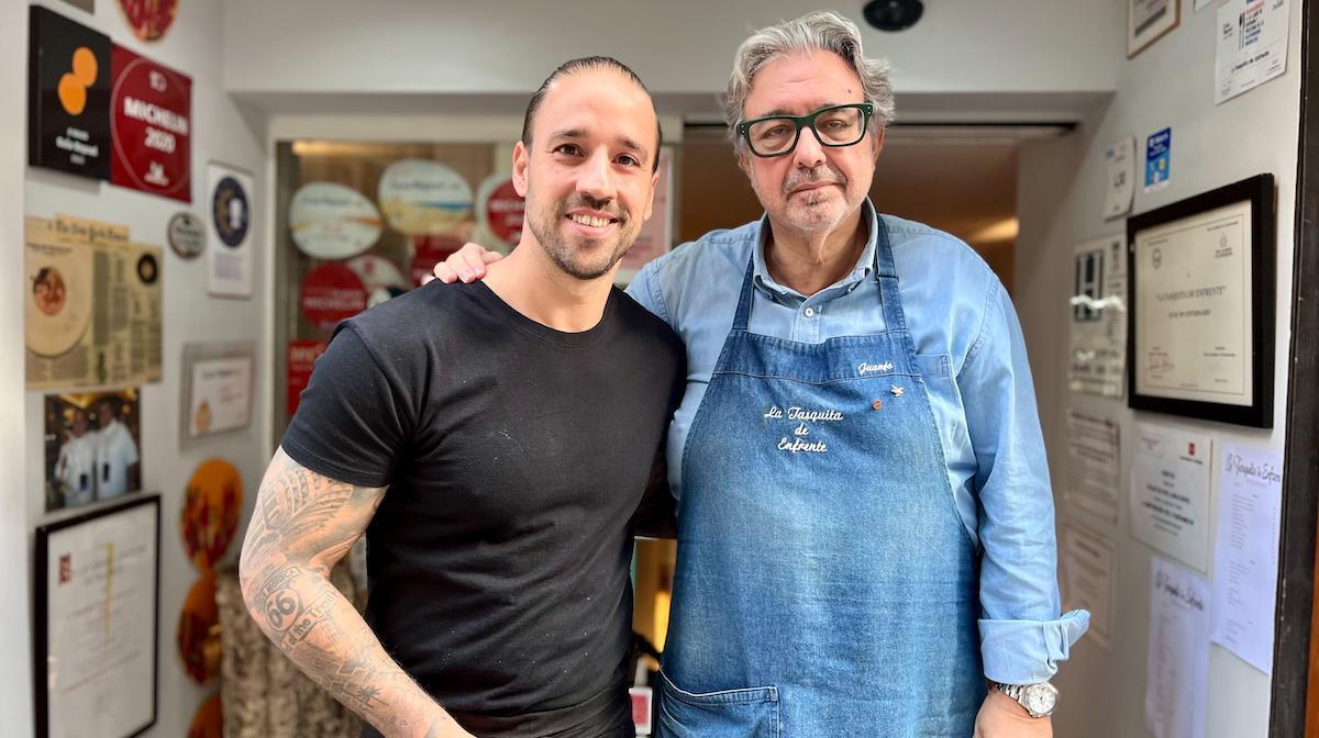 Nacho Trujillo y Juanjo López Bedmar, en la entrada de La Tasquita de Enfrente.