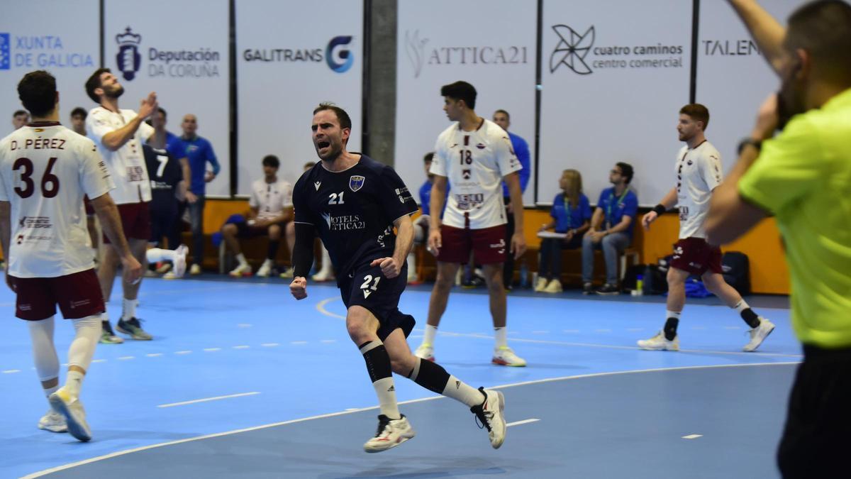 Javi Rodríguez celebra uno de los goles del OAR.