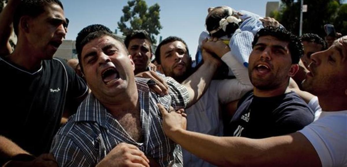 Un grup de palestins ploren la mort de Gihad Aslan mentre traslladen el seu cadàver, aquest dilluns a Ramal·la.