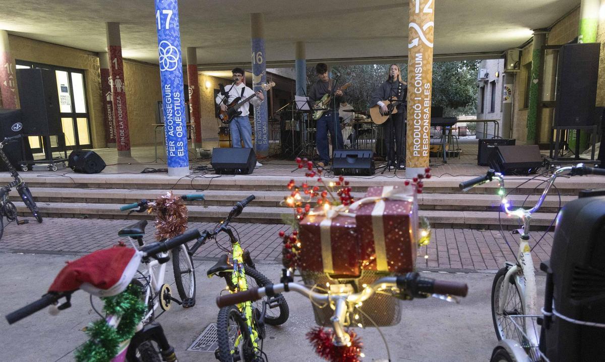El "Bicillum" toma las calles de Elche una nueva Navidad El "Bicillum" toma las calles de Elche una nueva Navidad